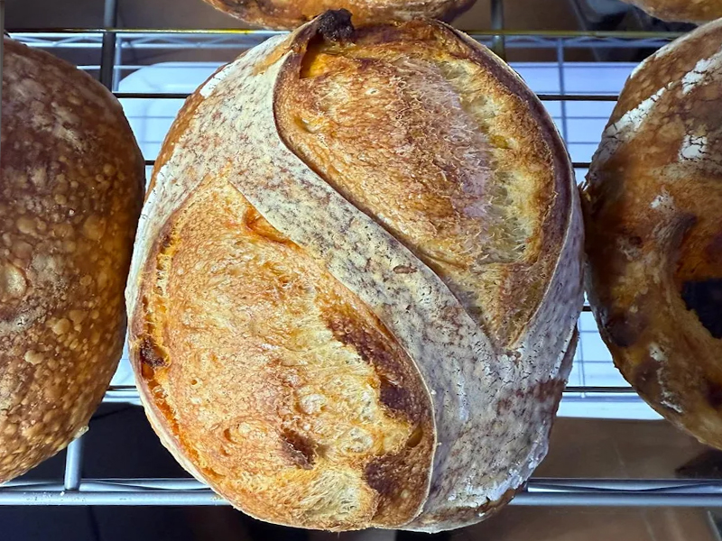 Panaderia artesanal con masa madre en mortera