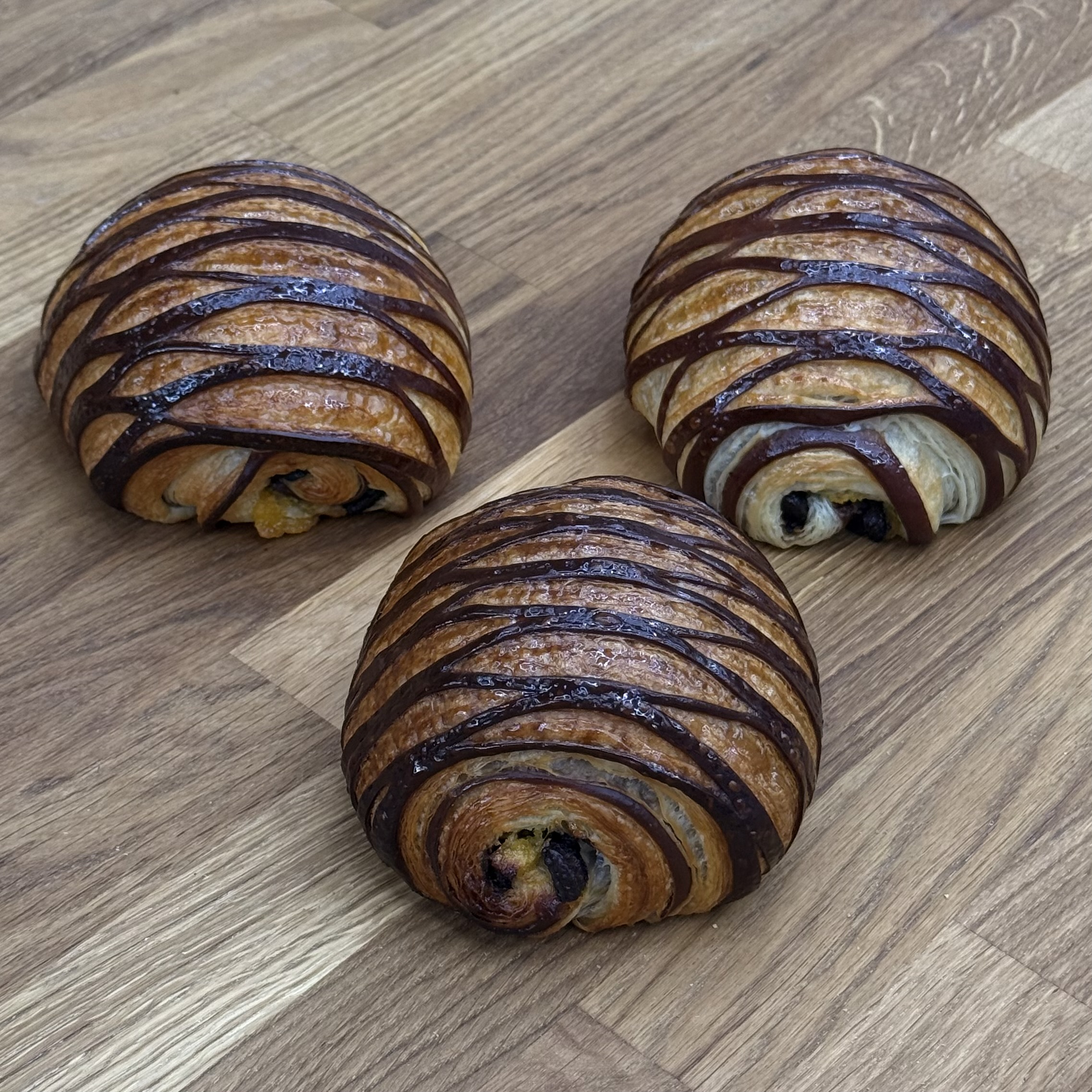 IMG_5568 Pain au chocolat relleno de chocolate y pasta de naranja - Imagen 1