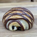 Pain au chocolat relleno de chocolate y pasta de naranja - Imagen 2